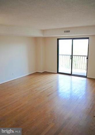 LAKESIDE PLAZA - Residential Lease