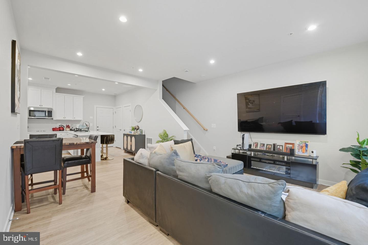 707 THOMAS LANE A
