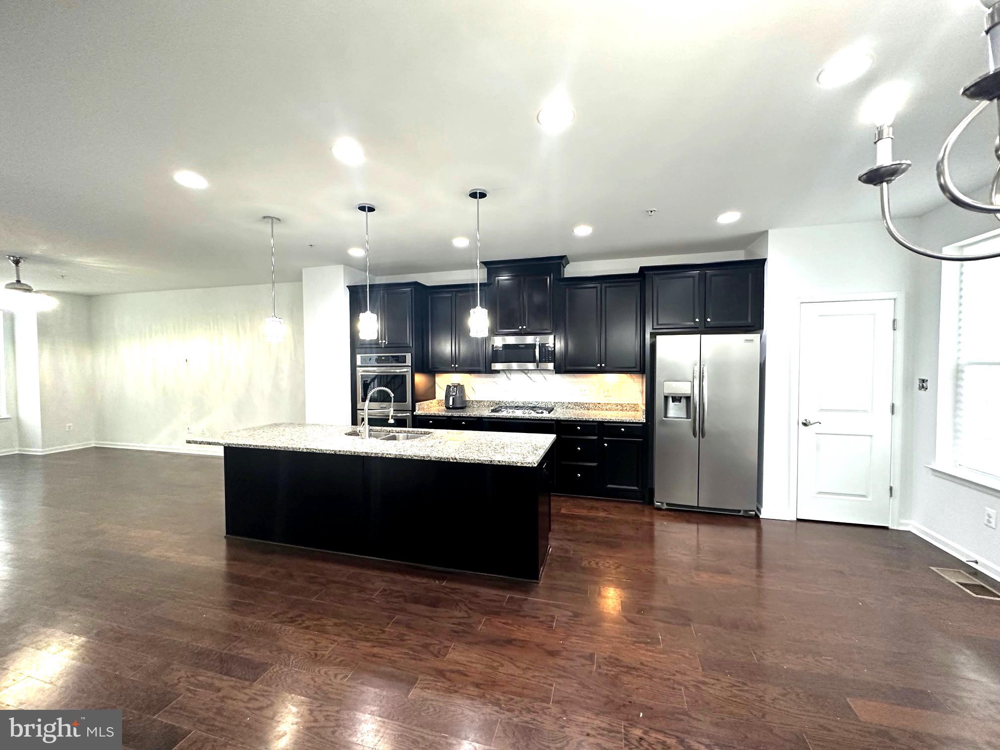 METRO POINTE - Residential