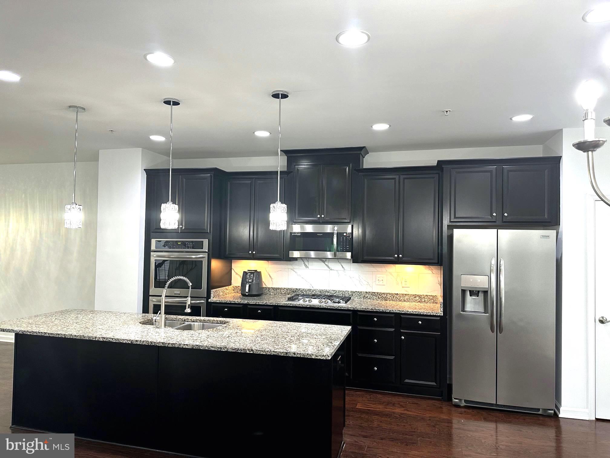 METRO POINTE - Residential