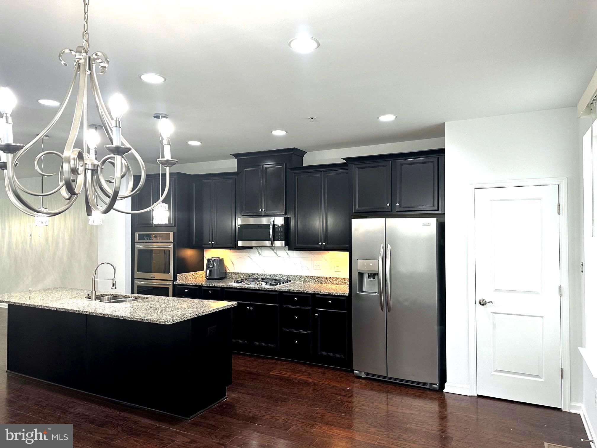 METRO POINTE - Residential