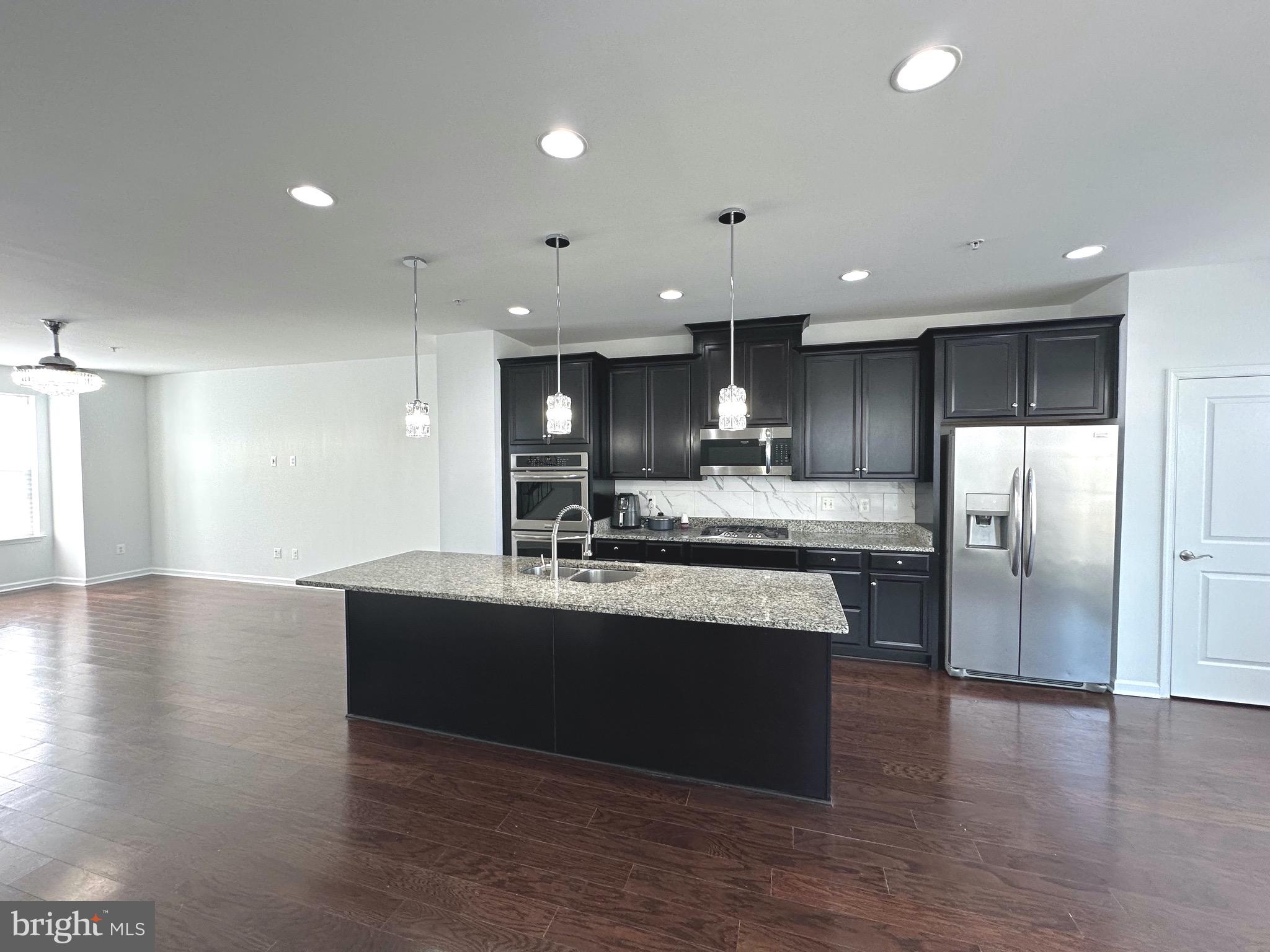 METRO POINTE - Residential