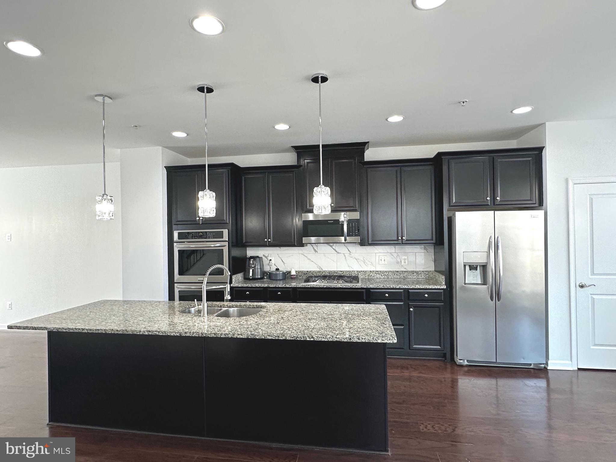 METRO POINTE - Residential