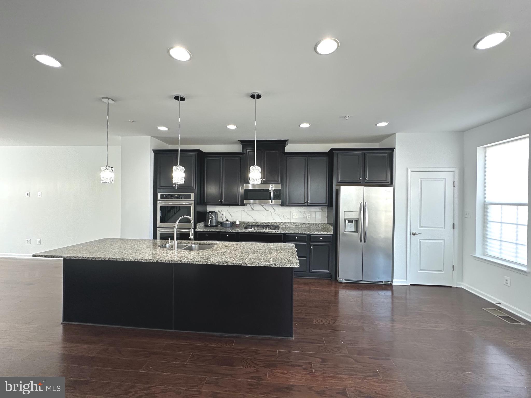 METRO POINTE - Residential