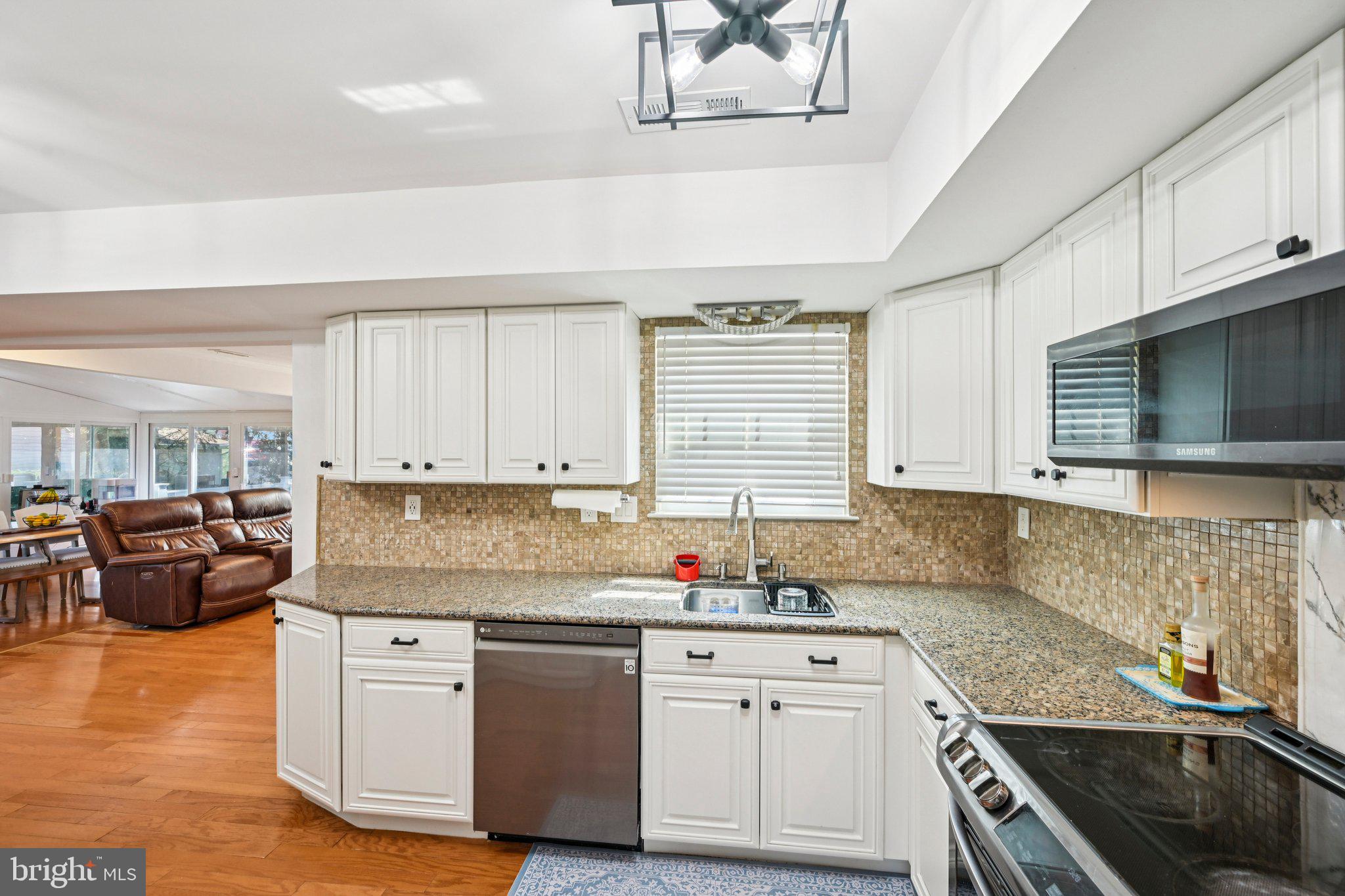 VICTORIA CROSSING - Residential