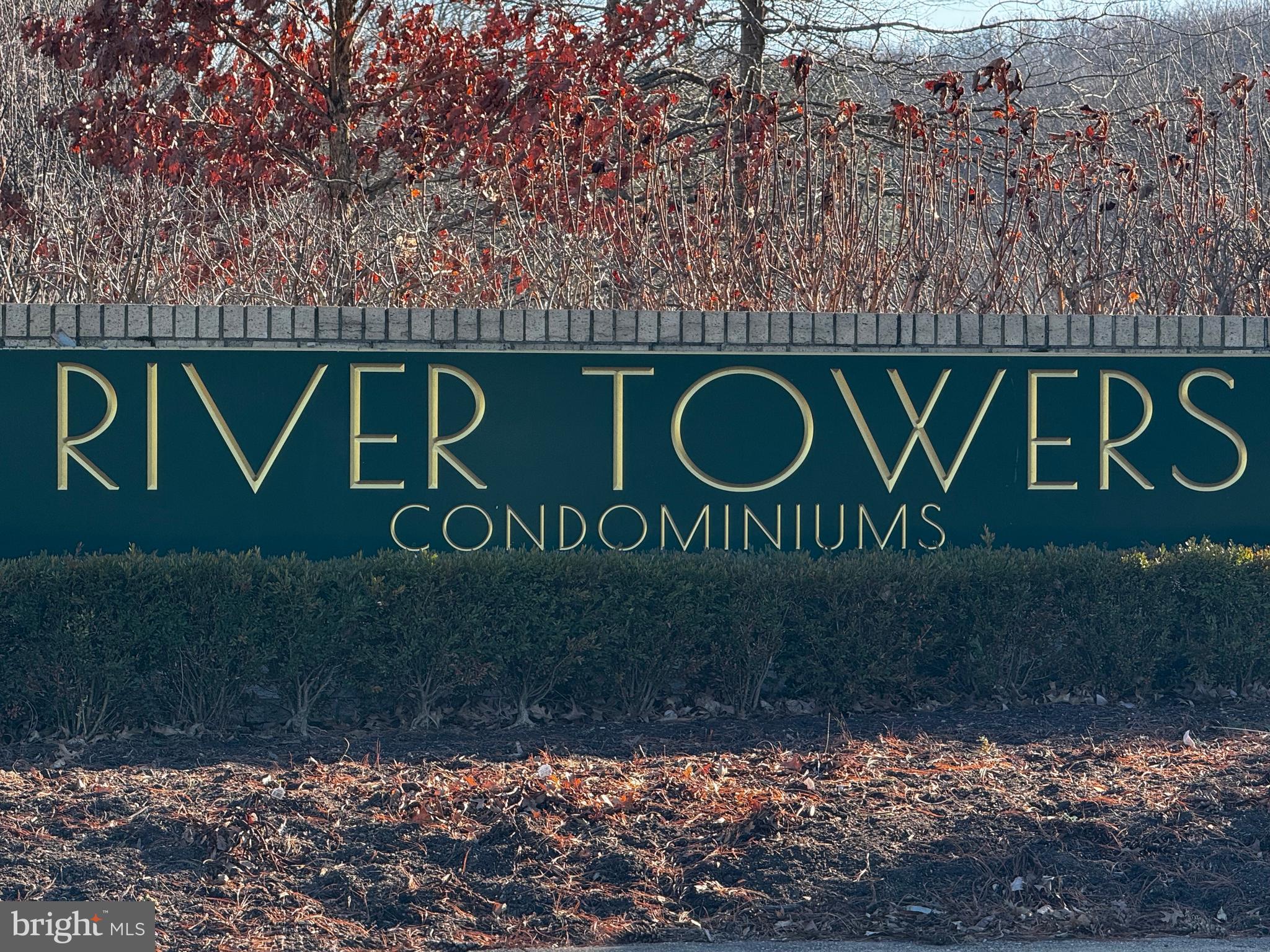 RIVER TOWERS - Residential Lease