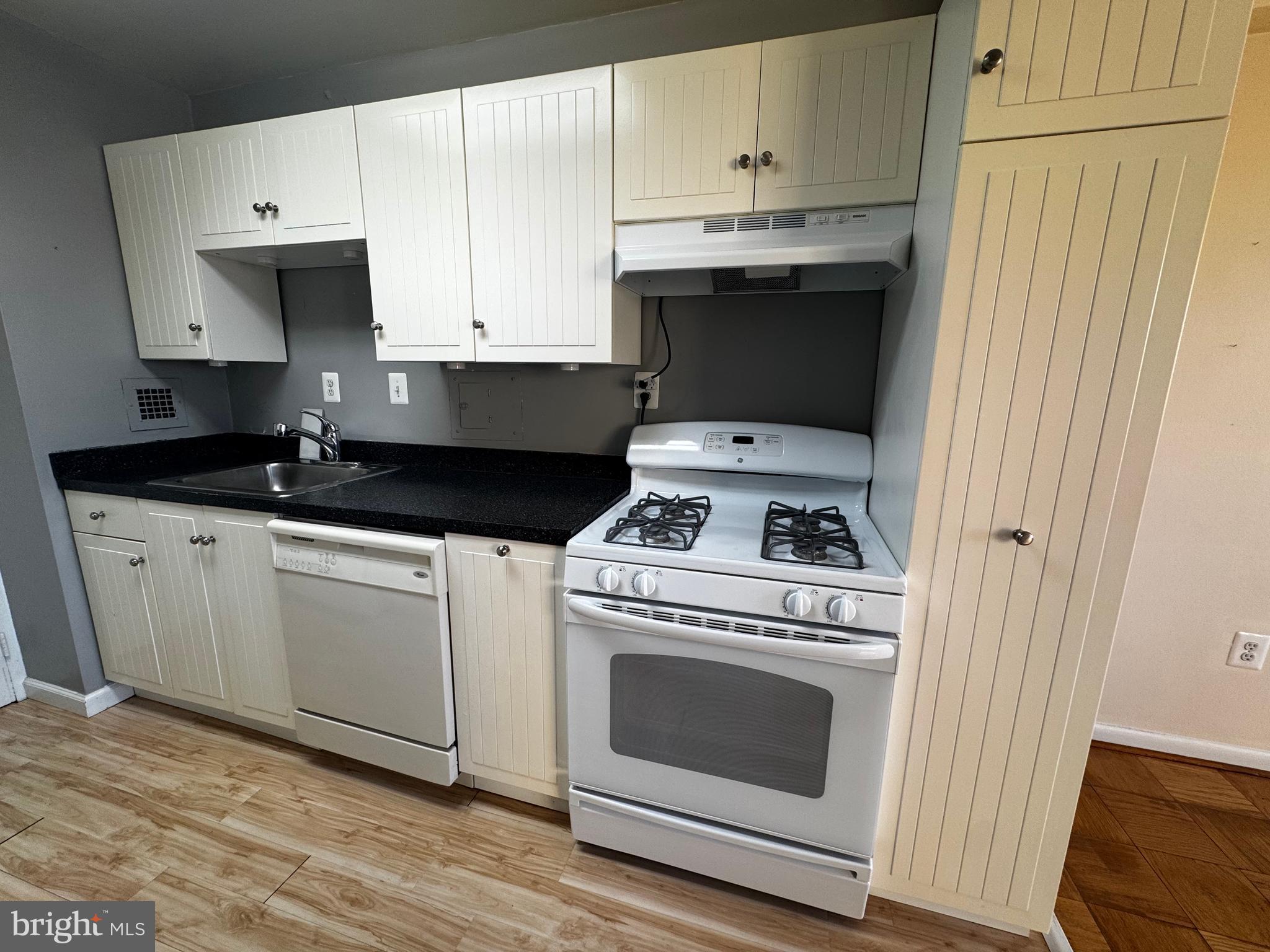 RIVER TOWERS - Residential Lease