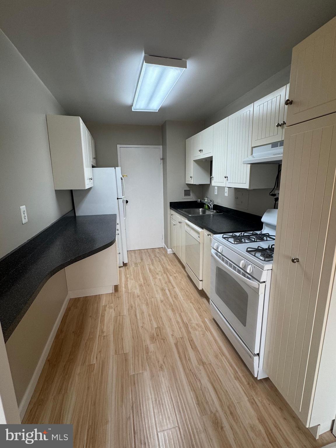 RIVER TOWERS - Residential Lease