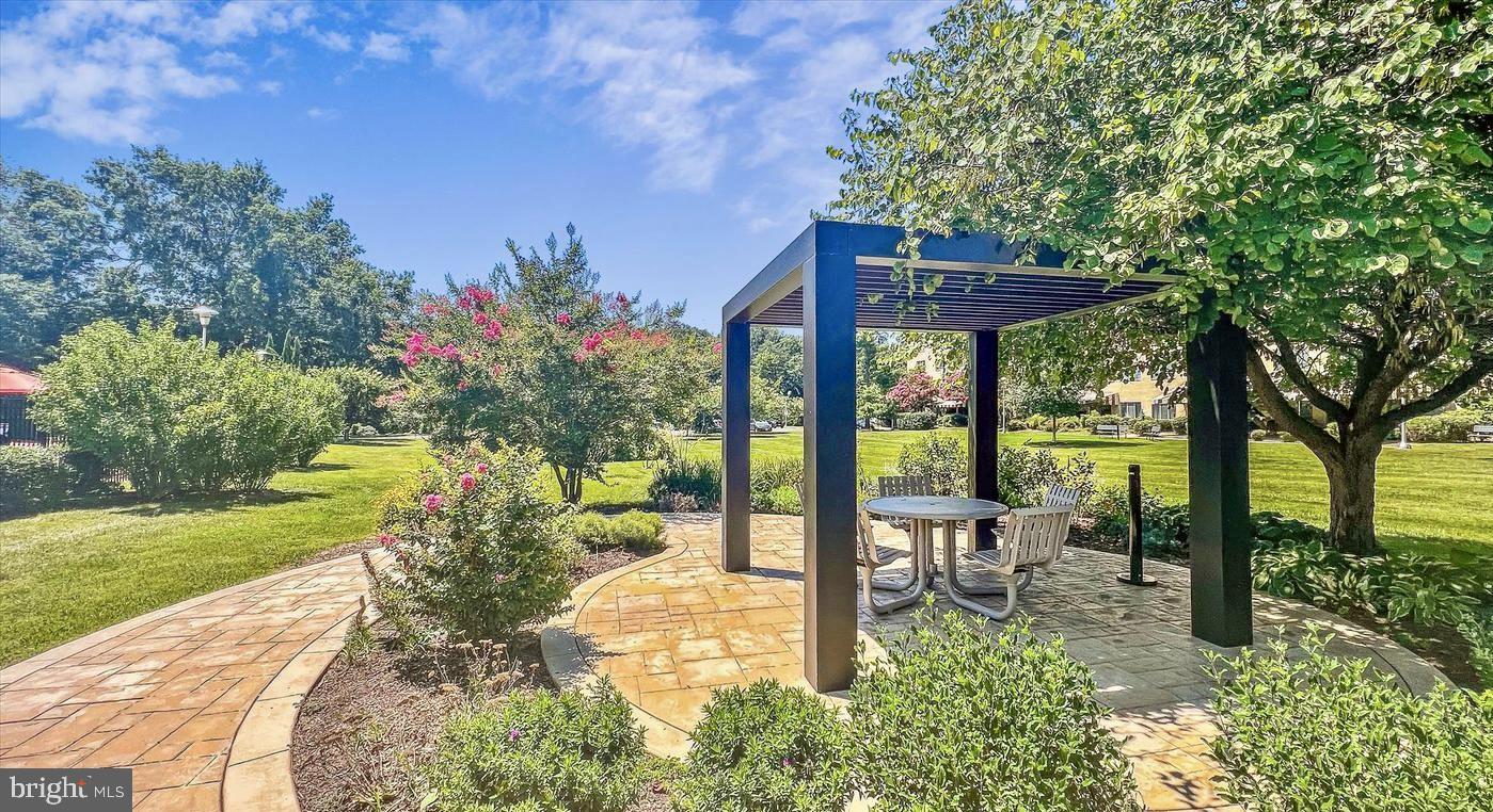 RIVER TOWERS - Residential Lease