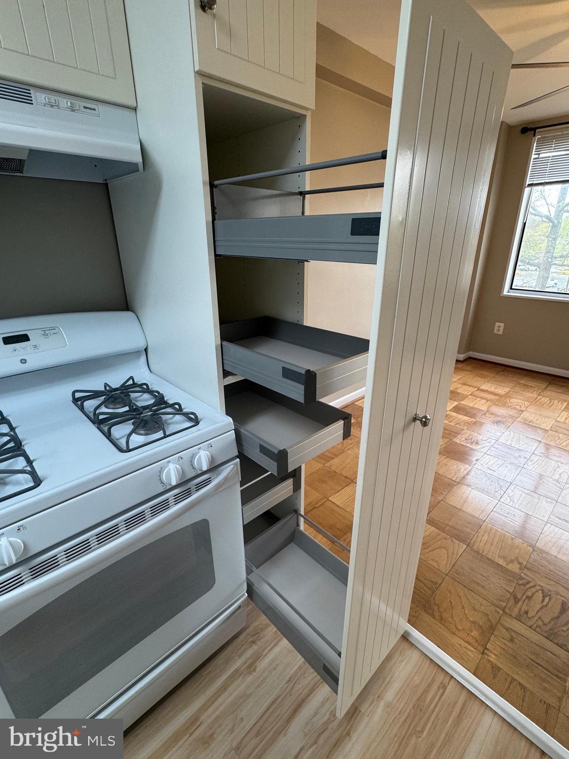 RIVER TOWERS - Residential Lease