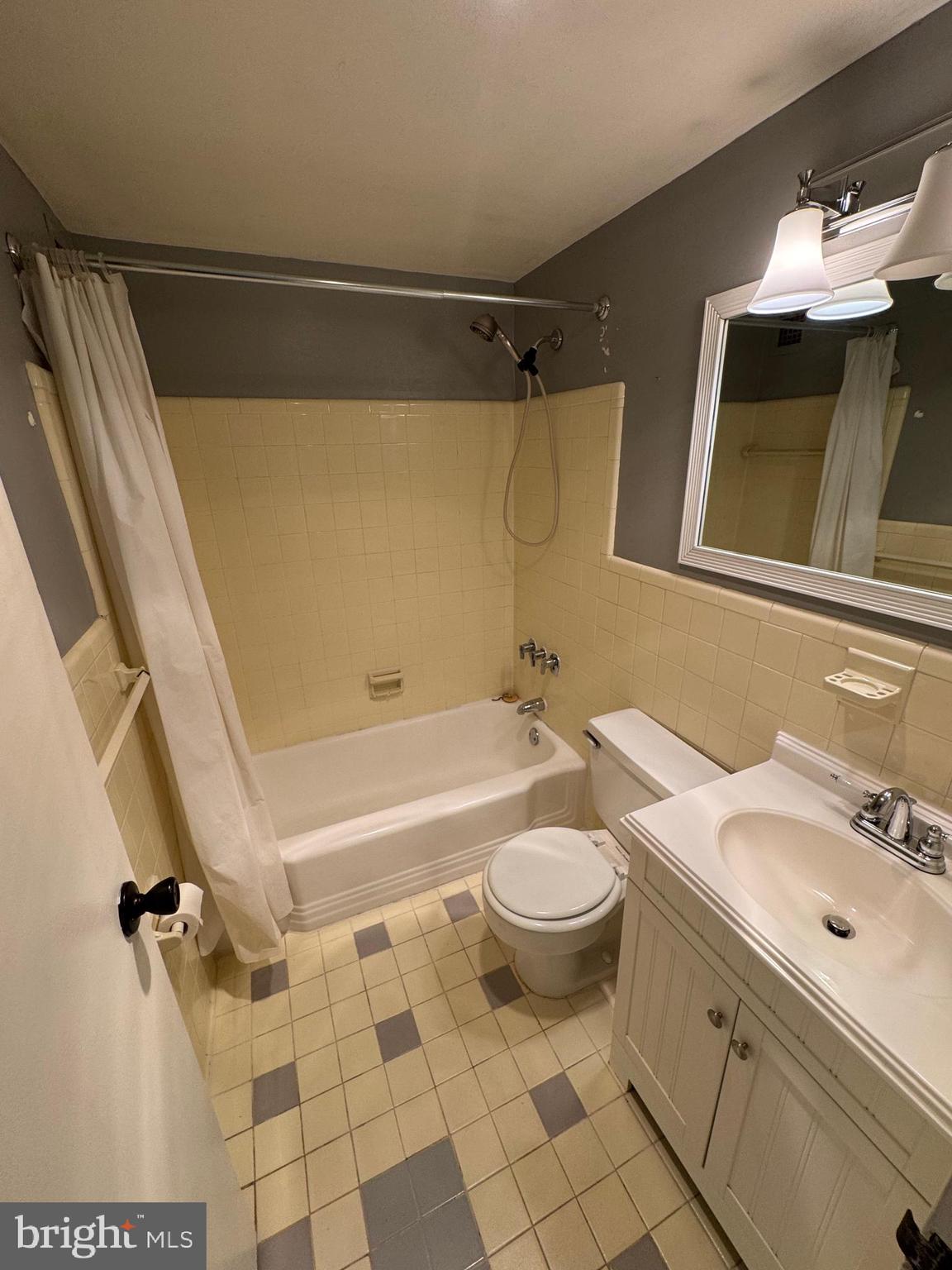 RIVER TOWERS - Residential Lease