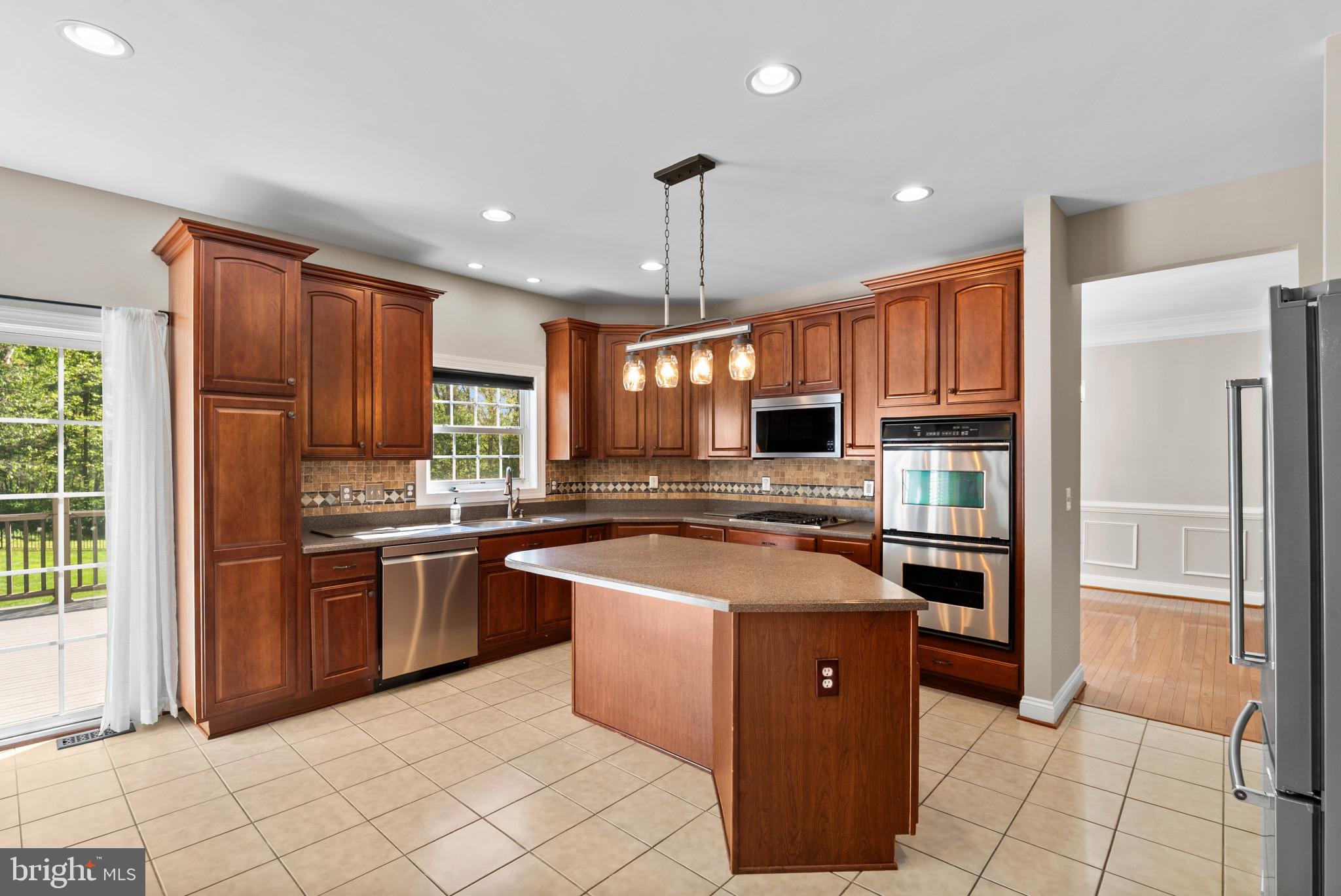 LAKEWOOD MANOR - Residential