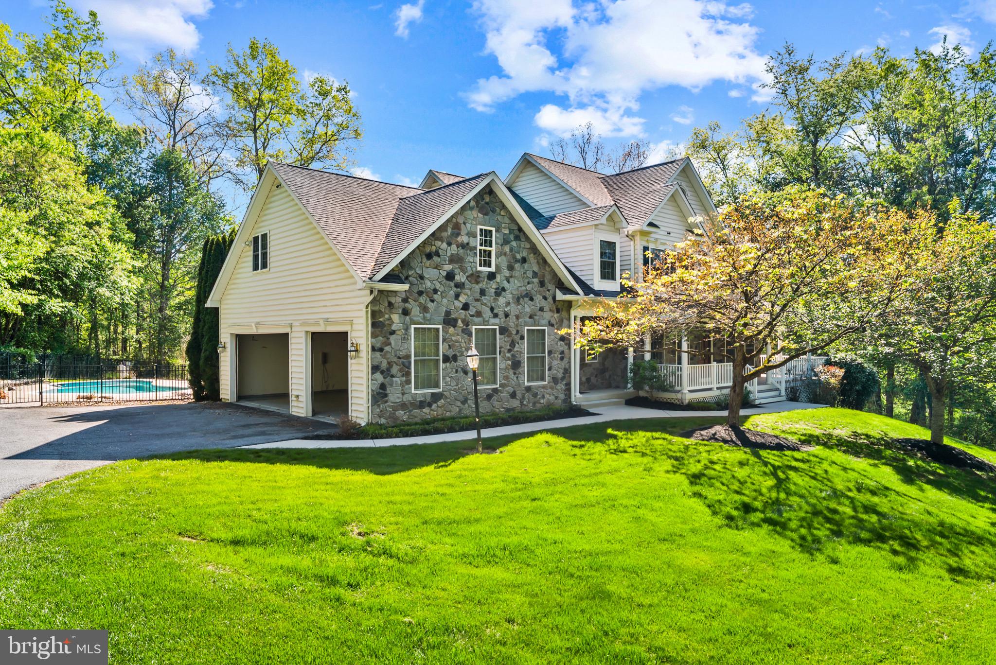 LAKEWOOD MANOR - Residential