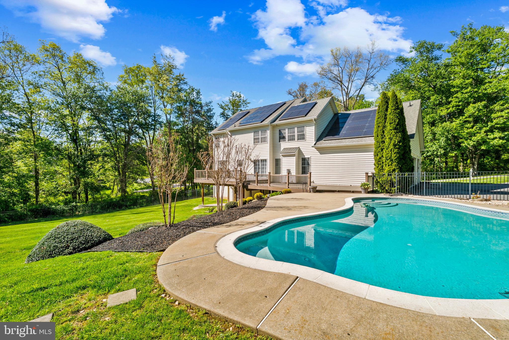 LAKEWOOD MANOR - Residential