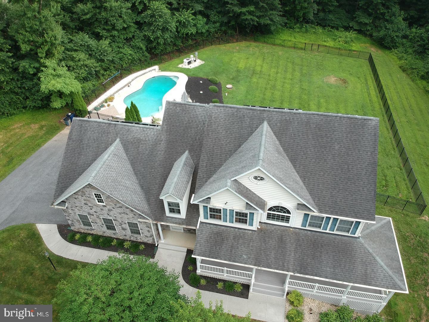 LAKEWOOD MANOR - Residential