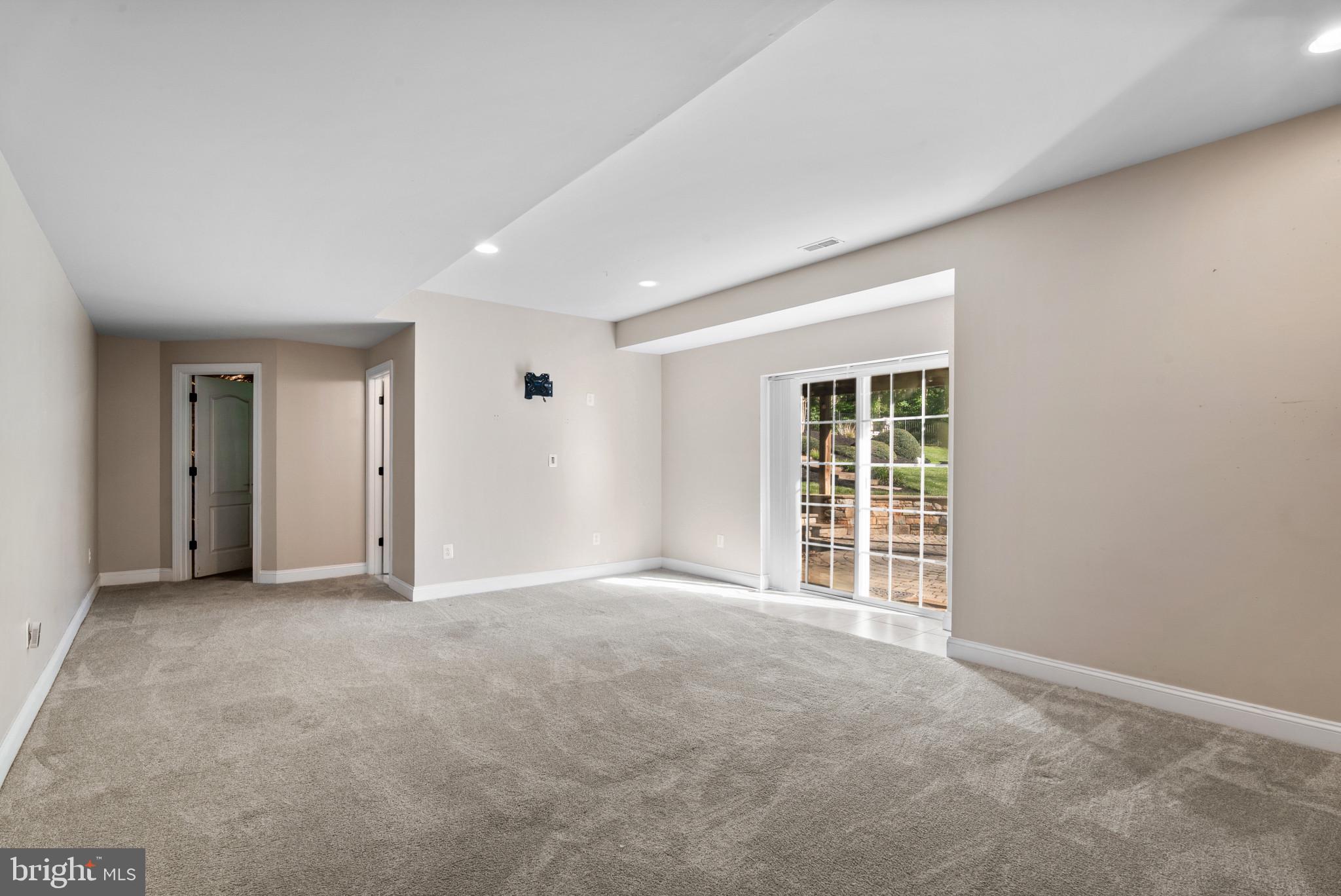 LAKEWOOD MANOR - Residential