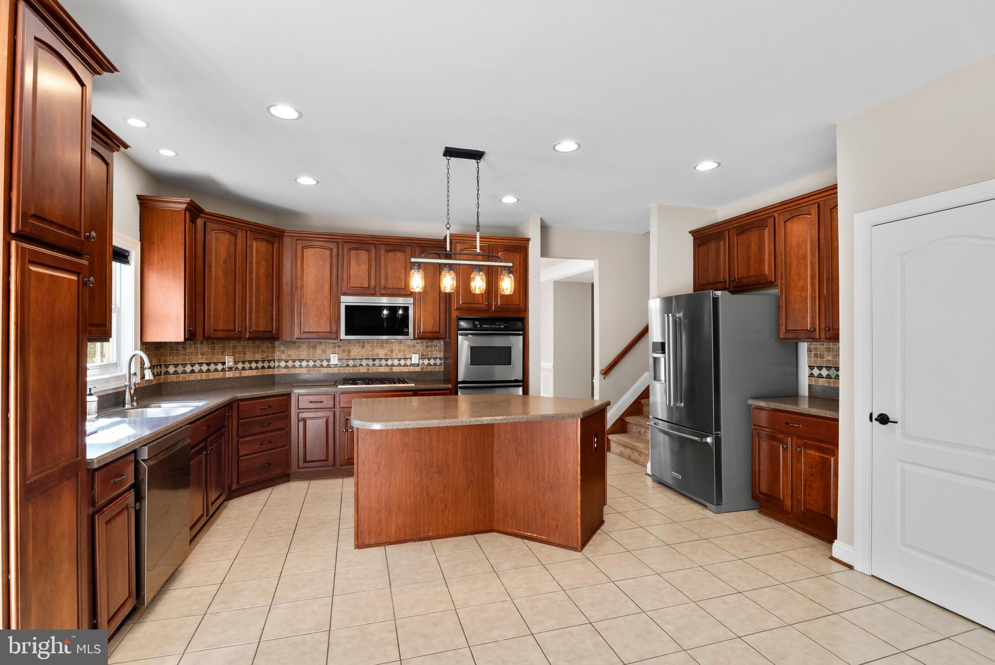 LAKEWOOD MANOR - Residential