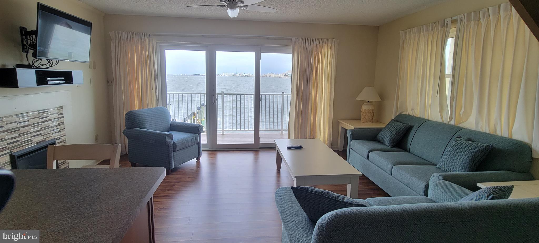 UB-4P2 Wk40 Ocean High CM 32ND STREET EXTENDED