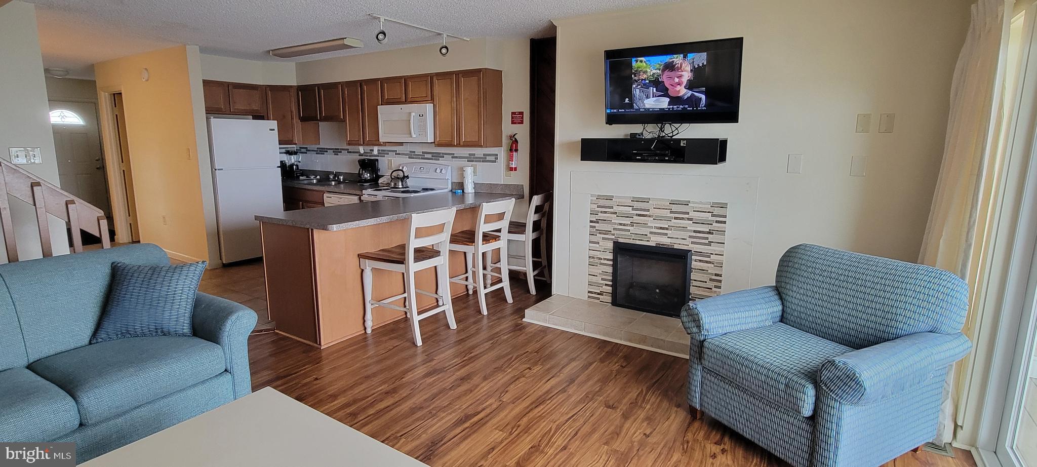 UB-4P2 Wk40 Ocean High CM 32ND STREET EXTENDED