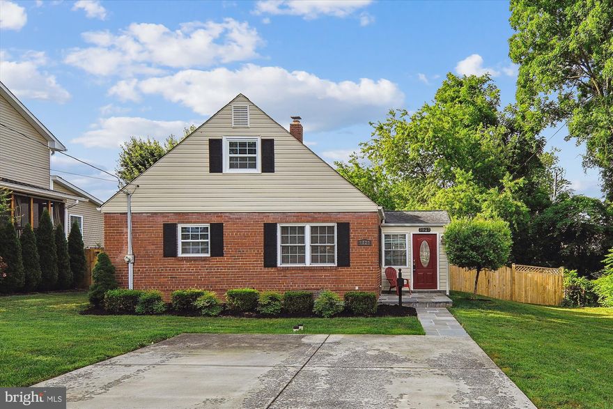 Beautiful detached 3 level 4 bedrooms and 3 bathrooms house  in Falls Church. Main level 2 bedrooms and an updated full bathroom. Living Room and Dining Room.  Kitchen with stainless steel appliances and backsplash.  Upper level has two bedrooms and one full  bathroom. Lower level features recreation area, full bathroom, additional room and laundry area. Large backyard with deck and patio perfect for entertaining.  Tyler Park just few steps away. Conveniently located near shops, restaurants, the Mosaic District, Tysons Corner, 495, Rt 50 and Rt 29. Must see, available immediately!
