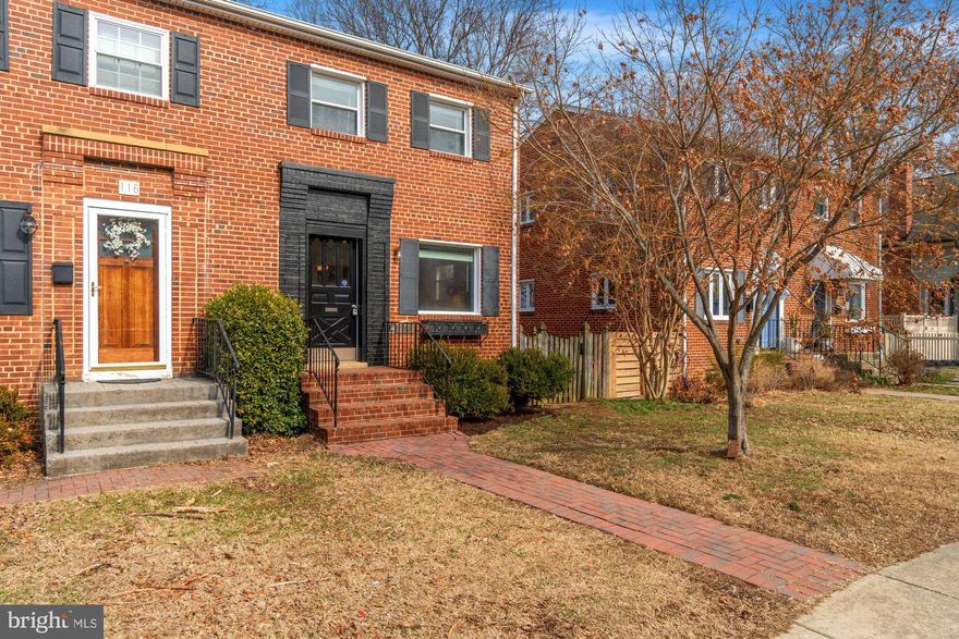 Fabulous semi-detached home in amazing Del Ray! You won't want to miss this 2 bedroom 2 bath duplex that's walkable to it all. Enter into the sunny living room - a great space for relaxing or hosting family and friends. This space flows easily into the dining area that overlooks the kitchen. The updated kitchen features stonework, updated countertops and plenty of cabinetry and storage. Head upstairs to two bedrooms and one full bath. The primary bedroom is spacious and has great light! The lower level boasts a recreation room, second full bathroom and laundry/storage. Enjoy relaxing on the screened porch or entertaining in the large backyard. Walk to all that Del Ray has to offer - shops, restaurants, Farmer's Market and more! An easy commute from the Braddock Road Metro and close to the GW Parkway, Route One, I-395 and Reagan National Airport, this is a commuter's dream! Welcome Home!