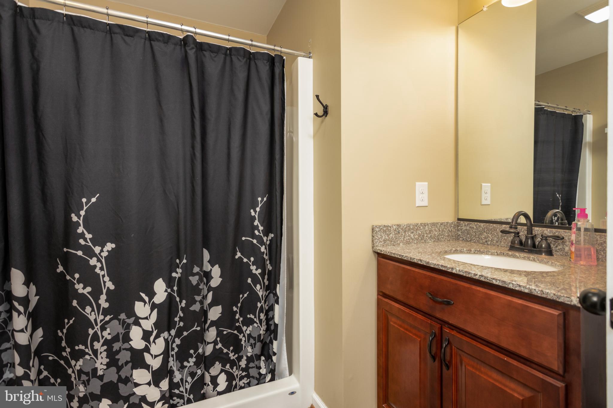 LAKE FRONT ROYAL - Residential