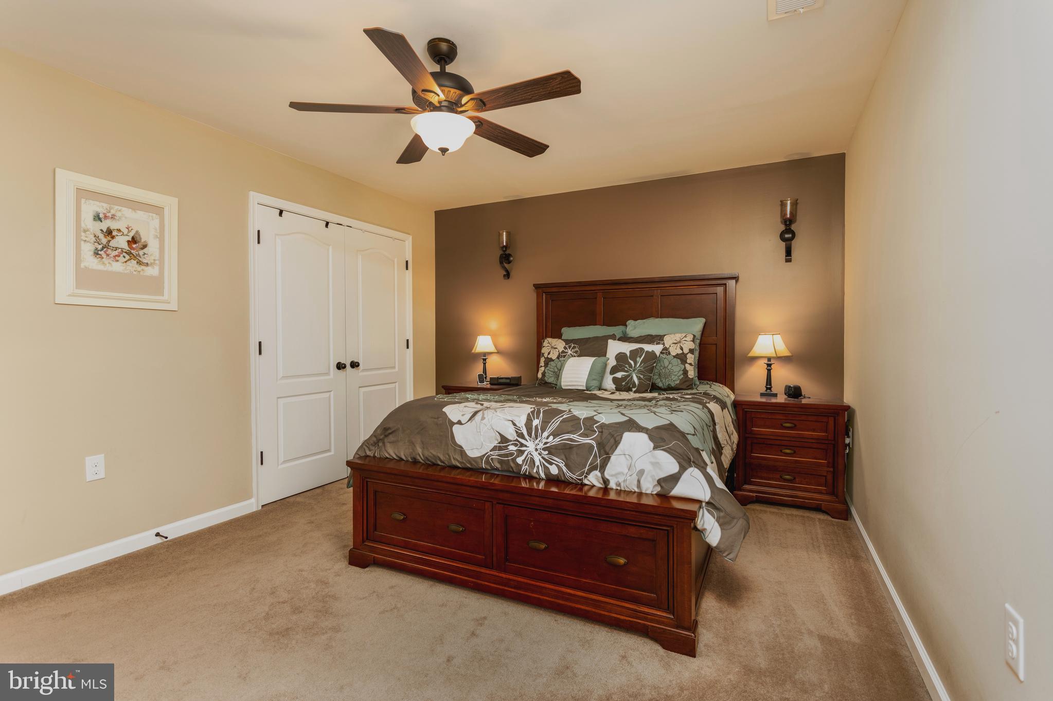 LAKE FRONT ROYAL - Residential