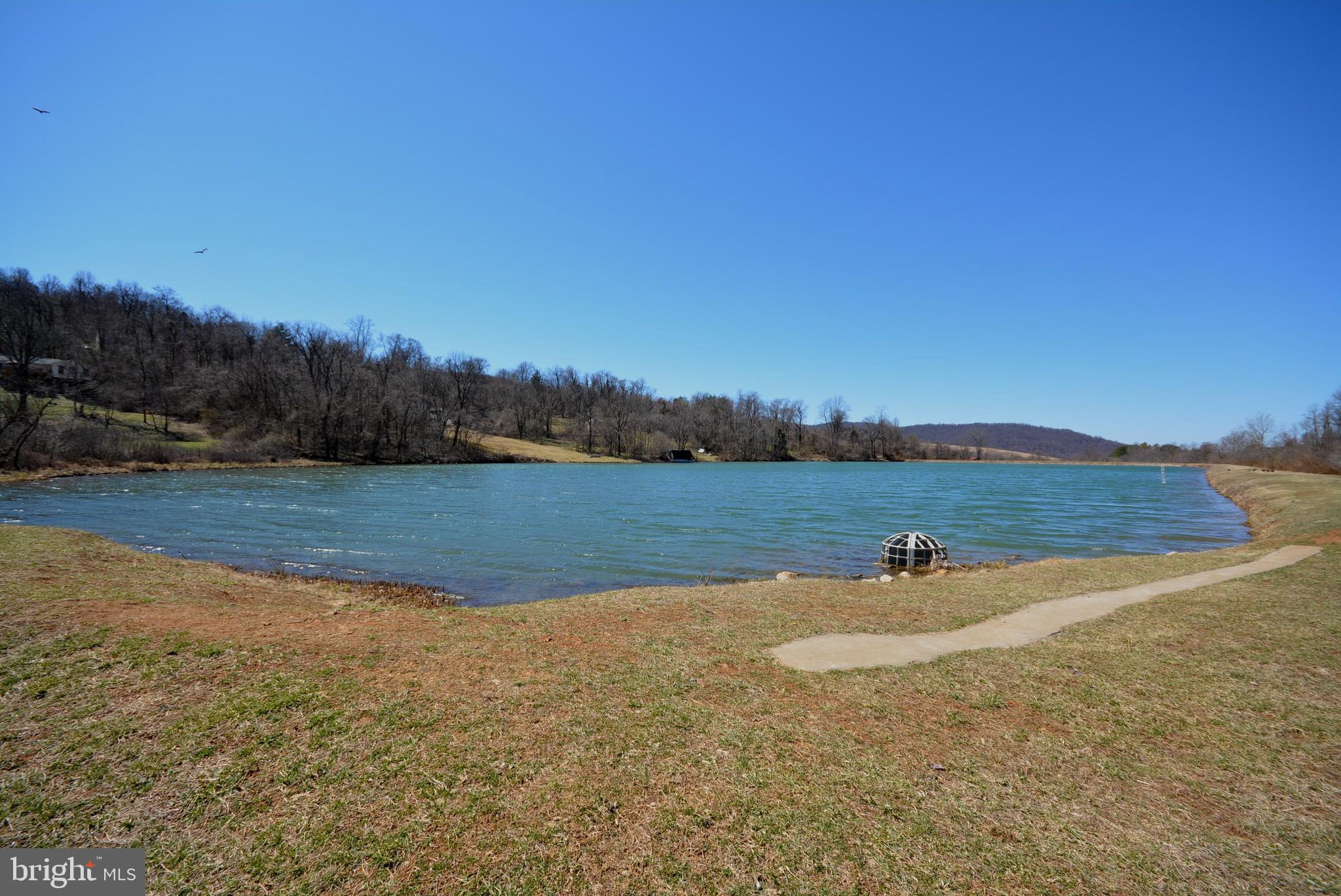 LAKE FRONT ROYAL - Residential