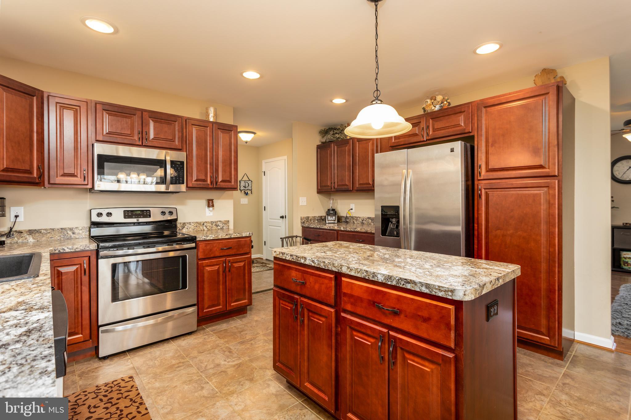 LAKE FRONT ROYAL - Residential