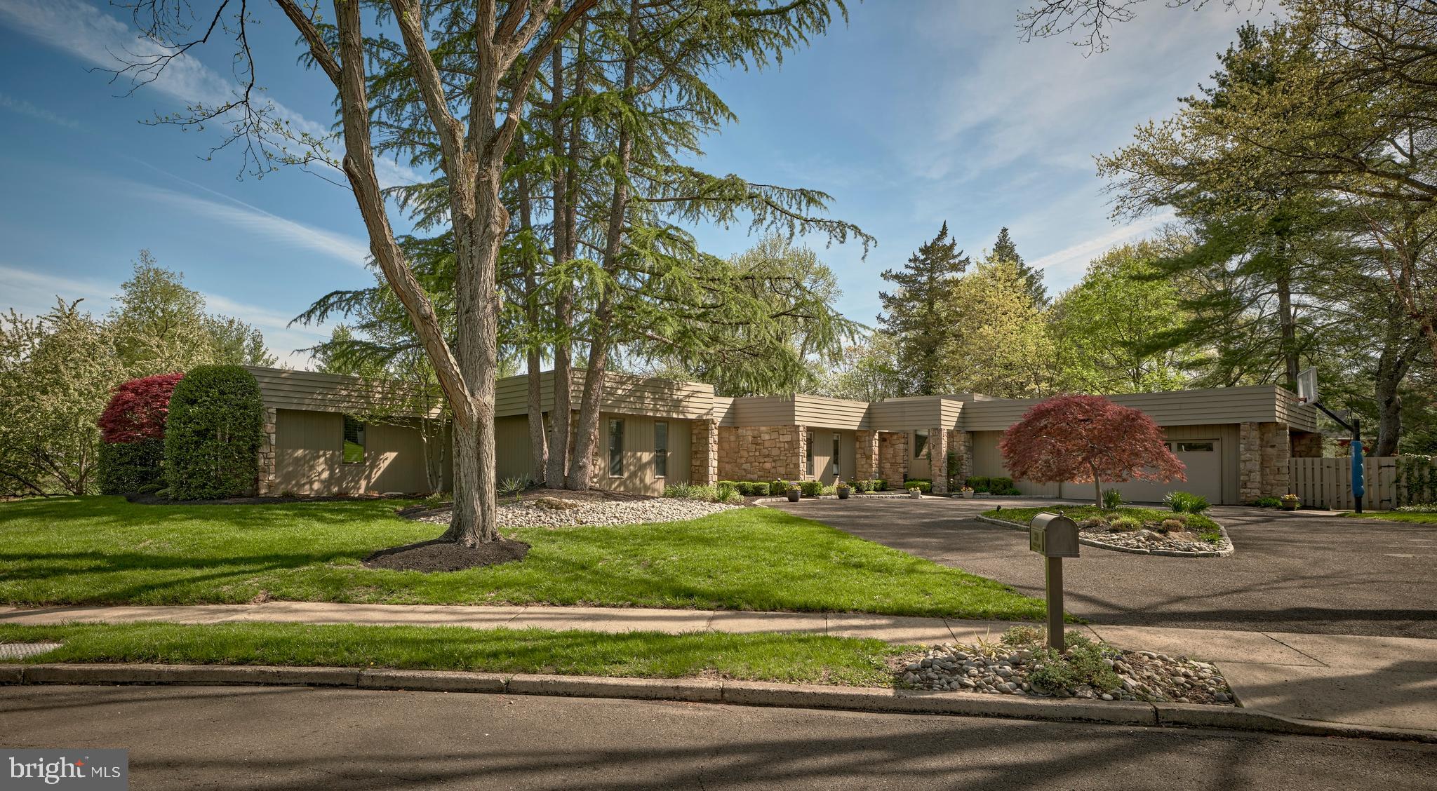 860 DUKES DRIVE