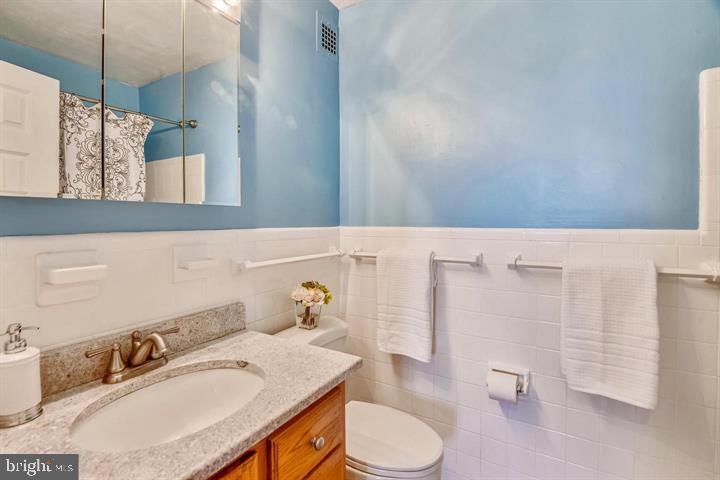 RIVER TOWERS - Residential Lease