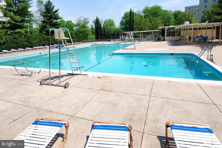 RIVER TOWERS - Residential Lease