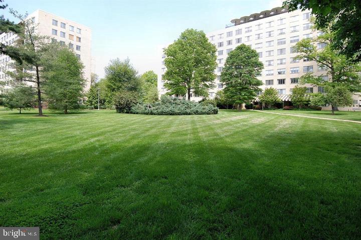 RIVER TOWERS - Residential Lease