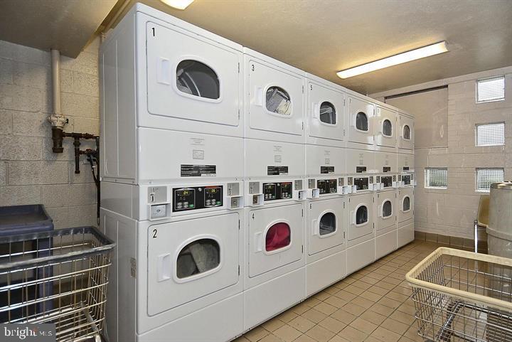 RIVER TOWERS - Residential Lease