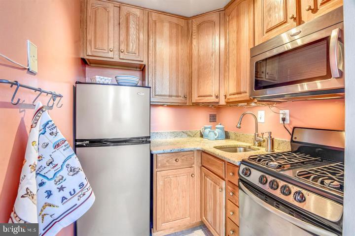 RIVER TOWERS - Residential Lease