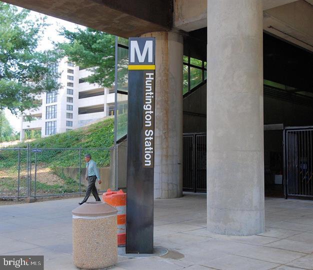 RIVER TOWERS - Residential Lease