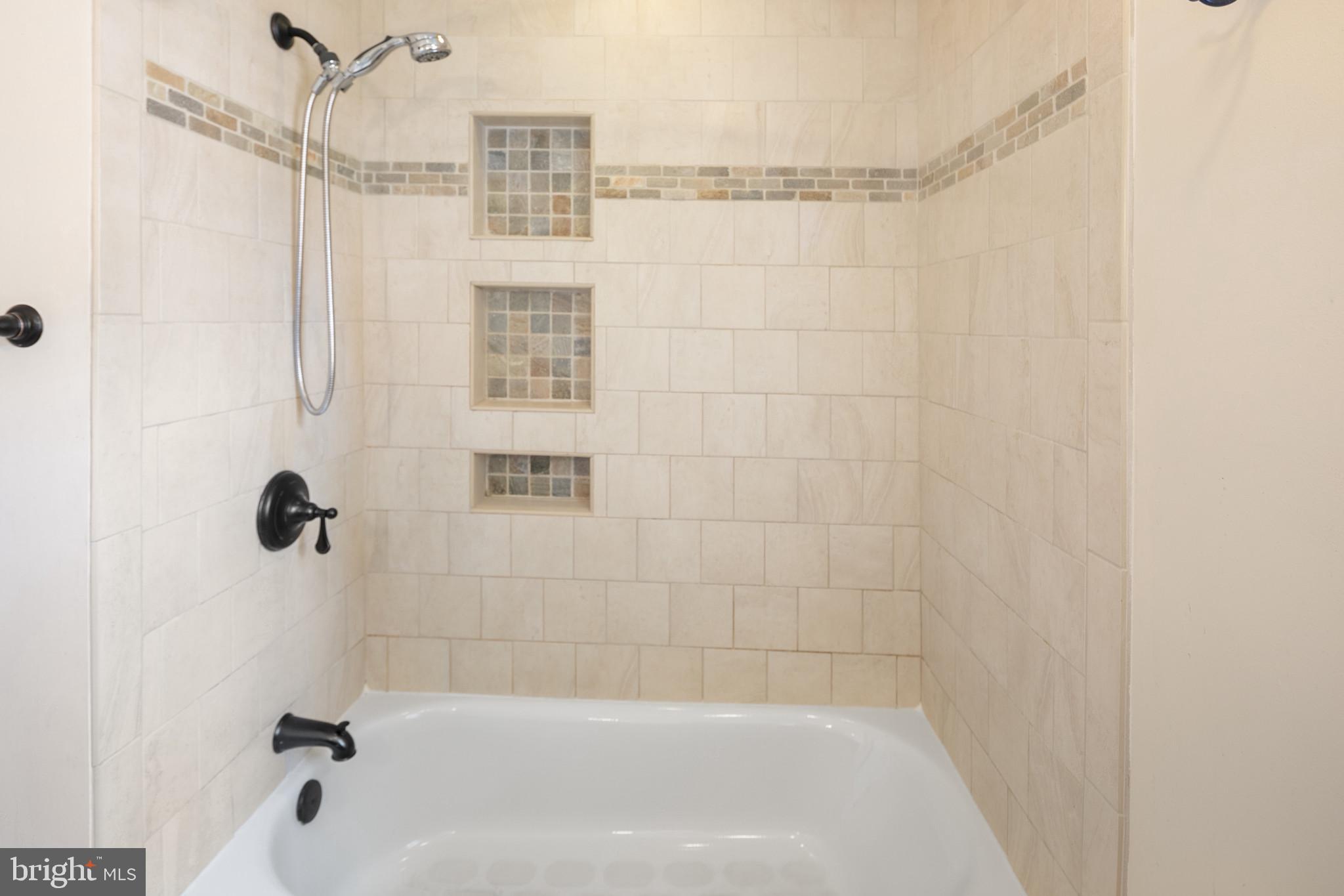 COLONIAL GARDENS - Residential