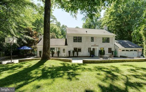 Photo of 710 Live Oak Drive, MCLEAN, VA 22101 (MLS # VAFX2312416)
