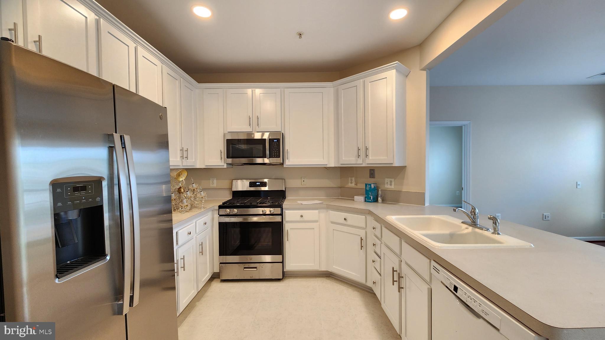 OVERLOOK CONDOMINIUM - Residential Lease