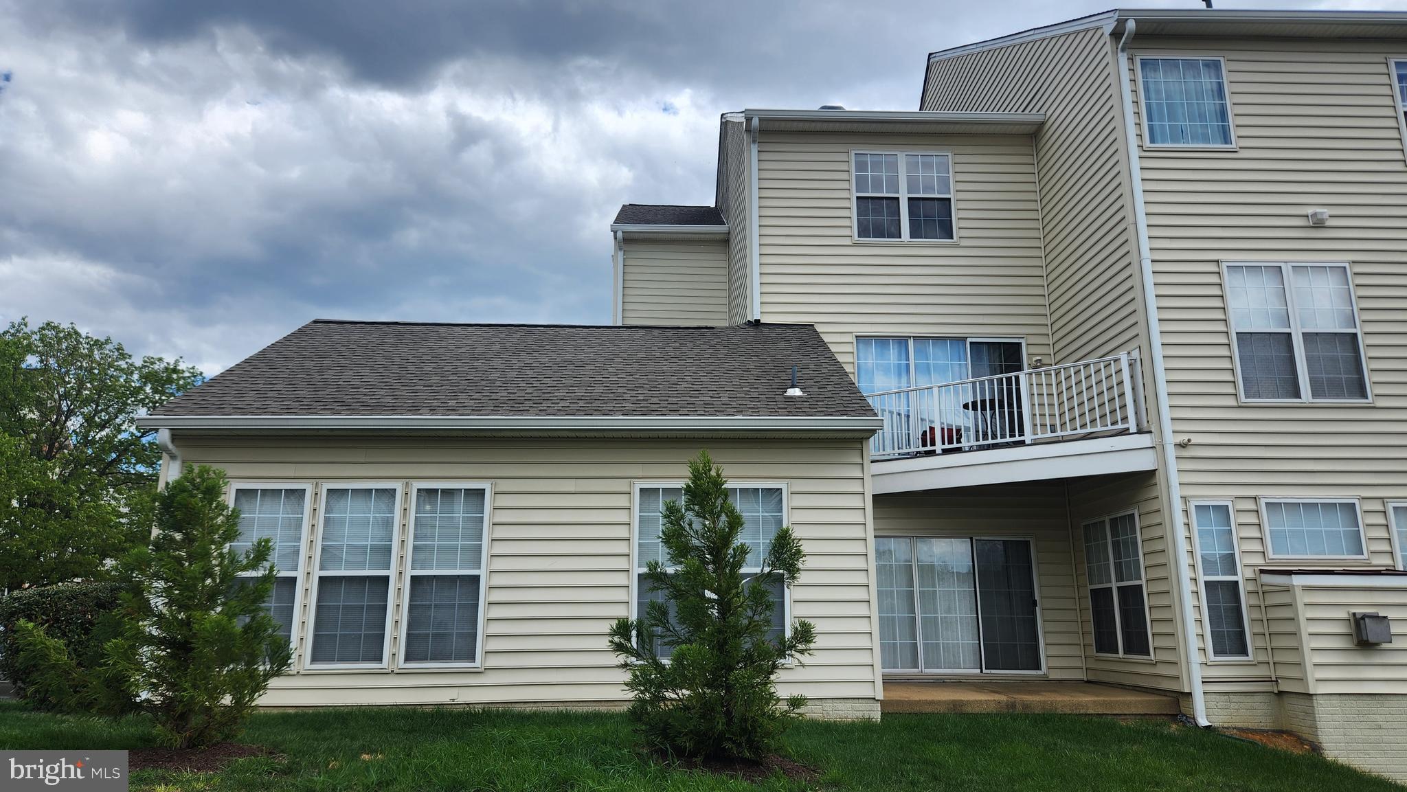 OVERLOOK CONDOMINIUM - Residential Lease