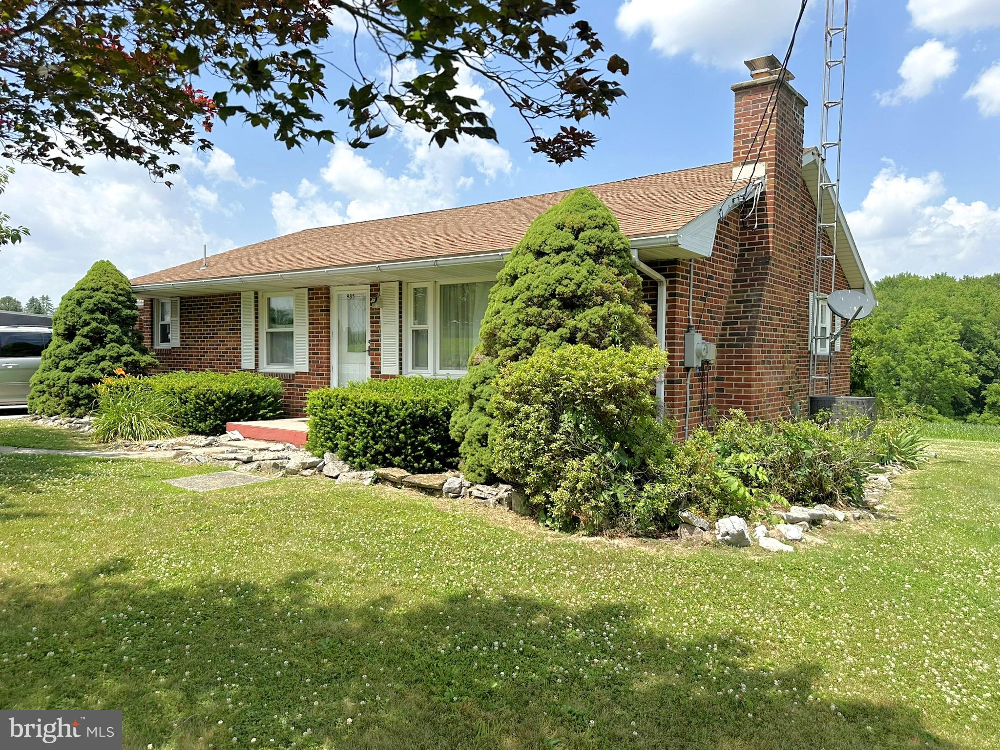 985 FAIRVIEW DRIVE