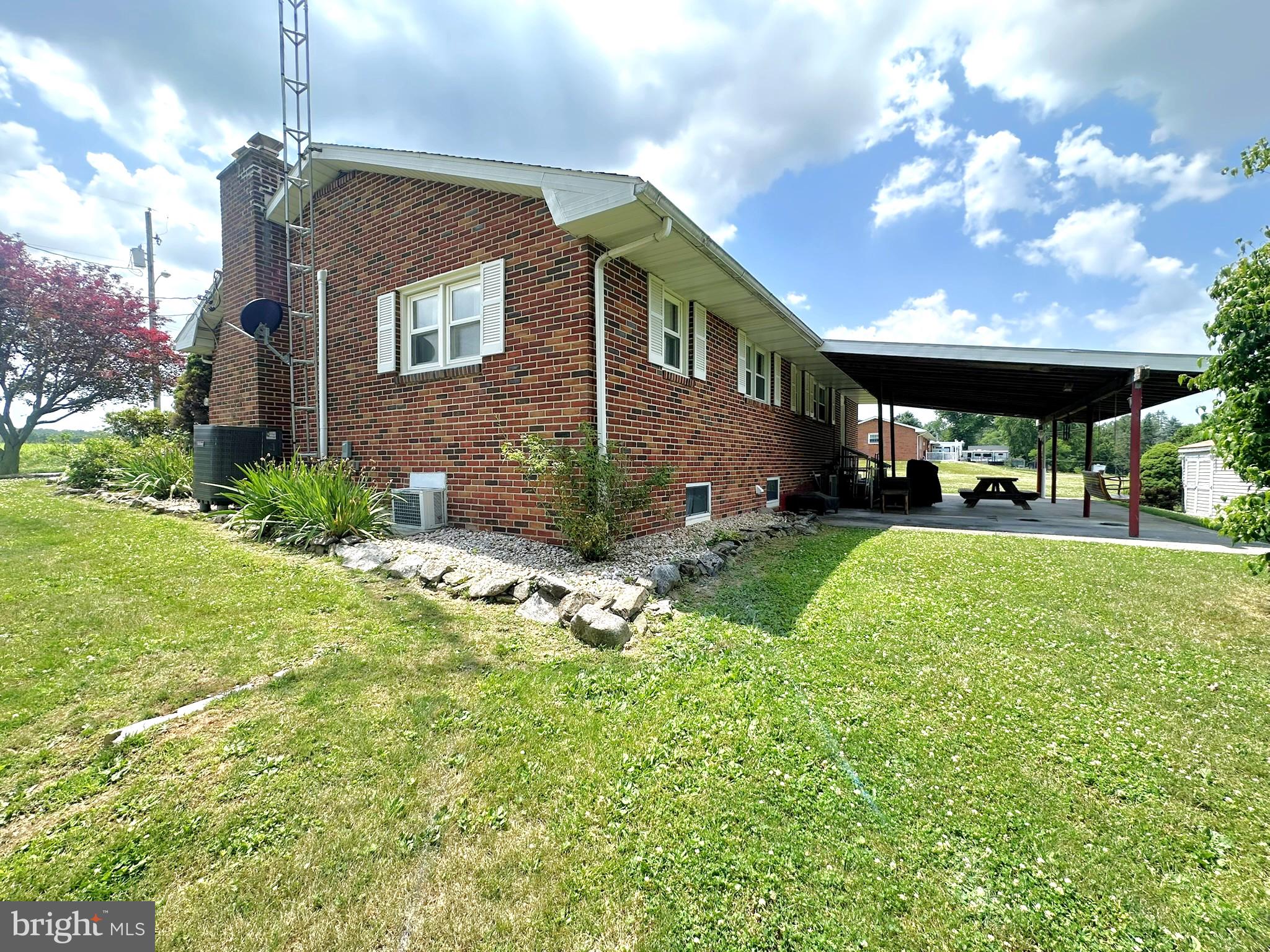 985 FAIRVIEW DRIVE