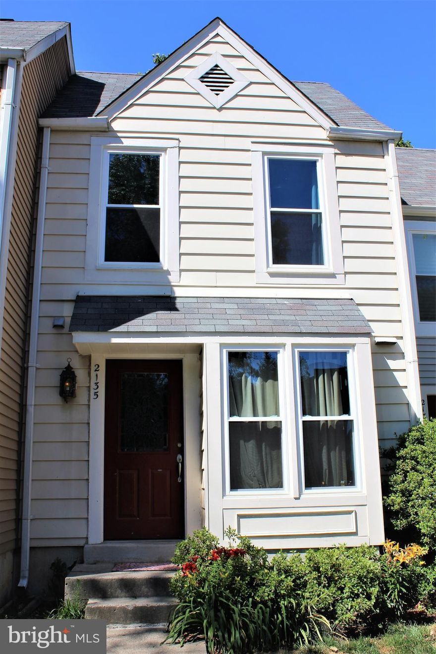 Two words->AMAZING KITCHEN! Custom kitchen with chestnut brown granite counters, glass tiled backsplash & stainless steel appliances. Modern half bath & laminate floors. Family room has fireplace & walkout brick patio. 2 large bedrooms w/ Elfa shelving systems upstairs along w/ laundry room. Main bath has double vanity & skylight! Close to shopping, jogging paths, Reston Metro Stop & more!