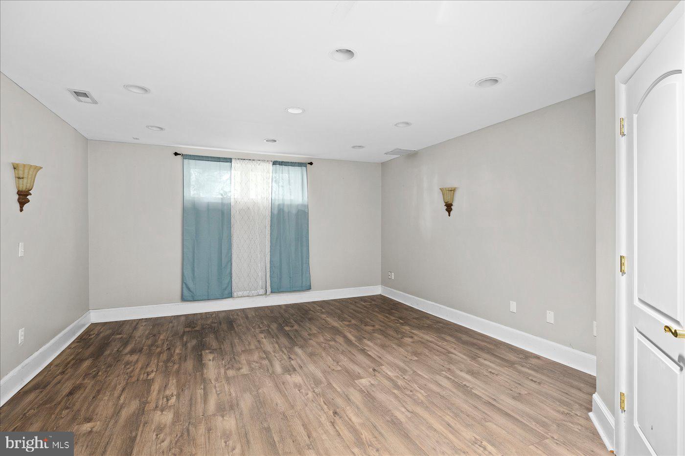 ROYAL OAKS - Residential