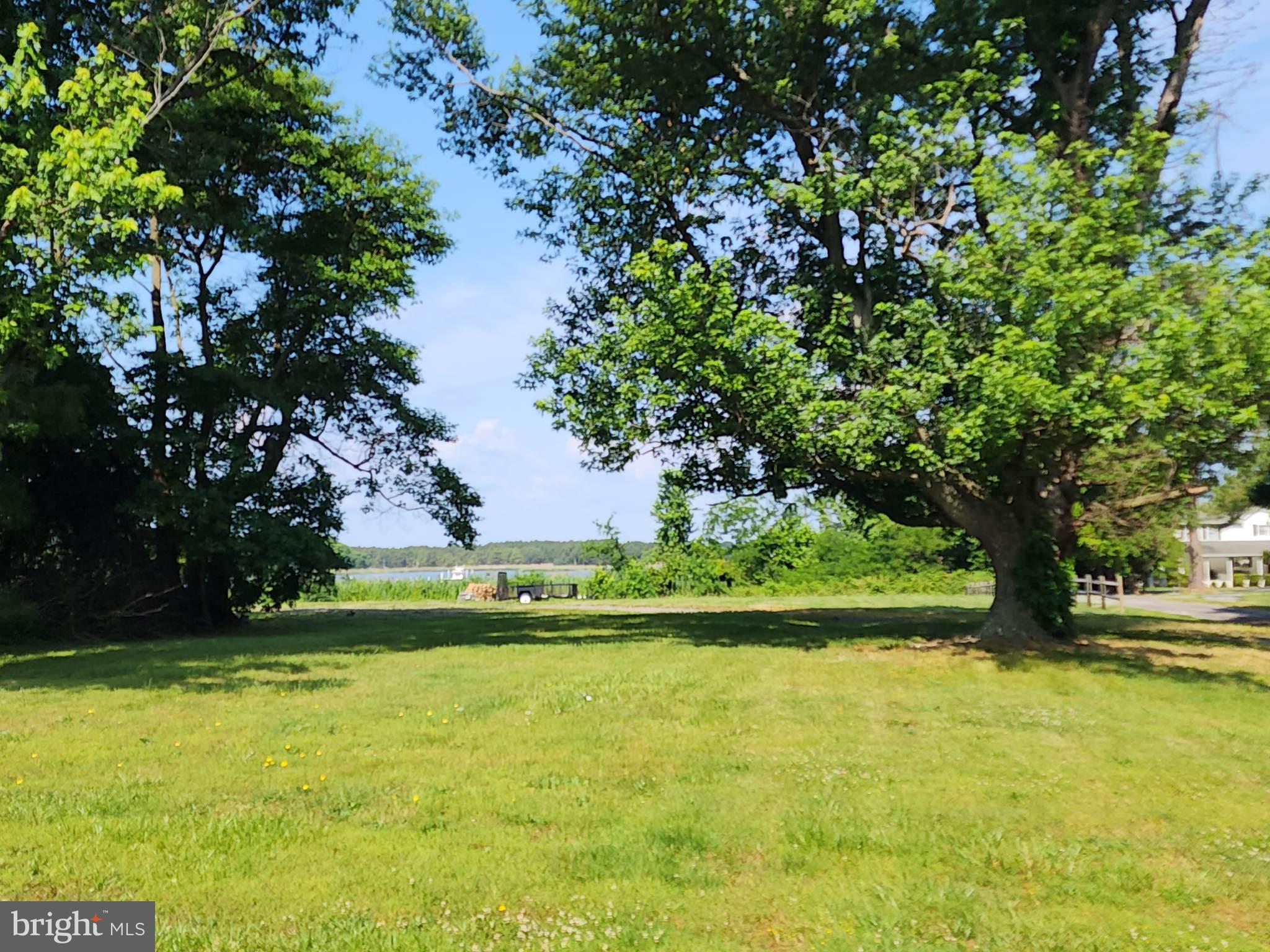 BENTONS PLEASURE - Land