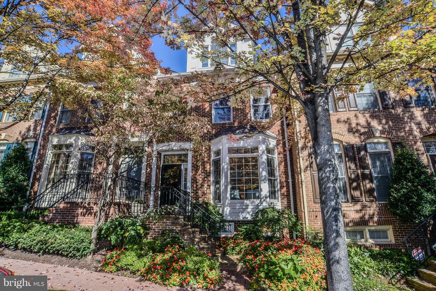 GORGEOUS Palisades Park town home offers 4 levels of sun-filled rooms! 3BR/3BA! High ceilings and hardwood flooring throughout. Gourmet kit w/ calacatta marble counters, leads to deck! OPEN living and dining rooms for entertaining! Master BR with soaring cathedral ceiling, bay window, WIC! Upper level loft style bedroom with full bath! LL fam rm with fireplace. 2 car garage. Walk to Rosslyn METRO!