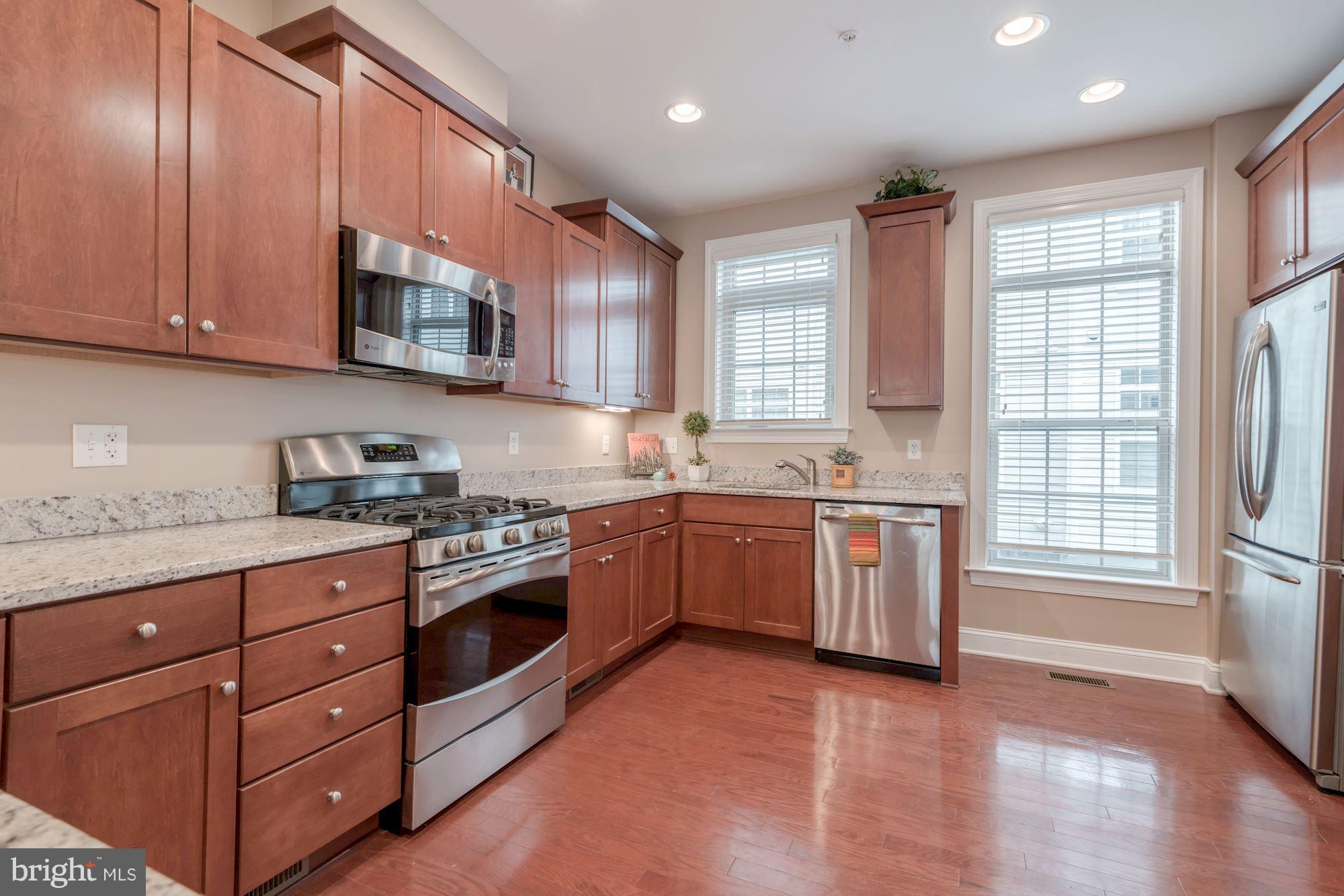 BUCKINGHAM COMMONS - Residential Lease