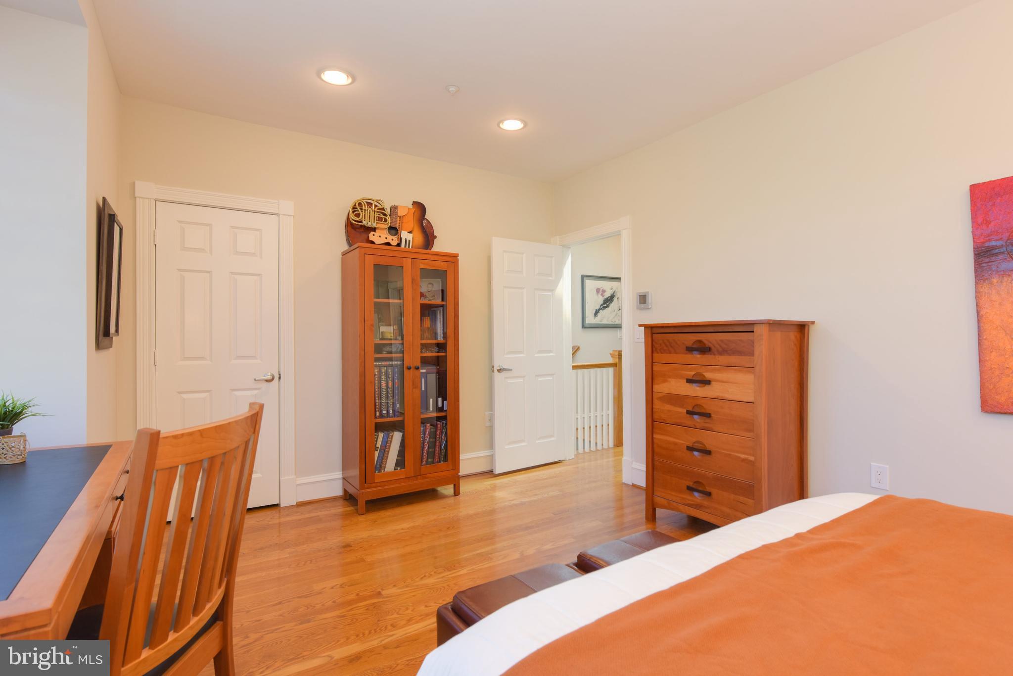 QUEENS ROW - Residential