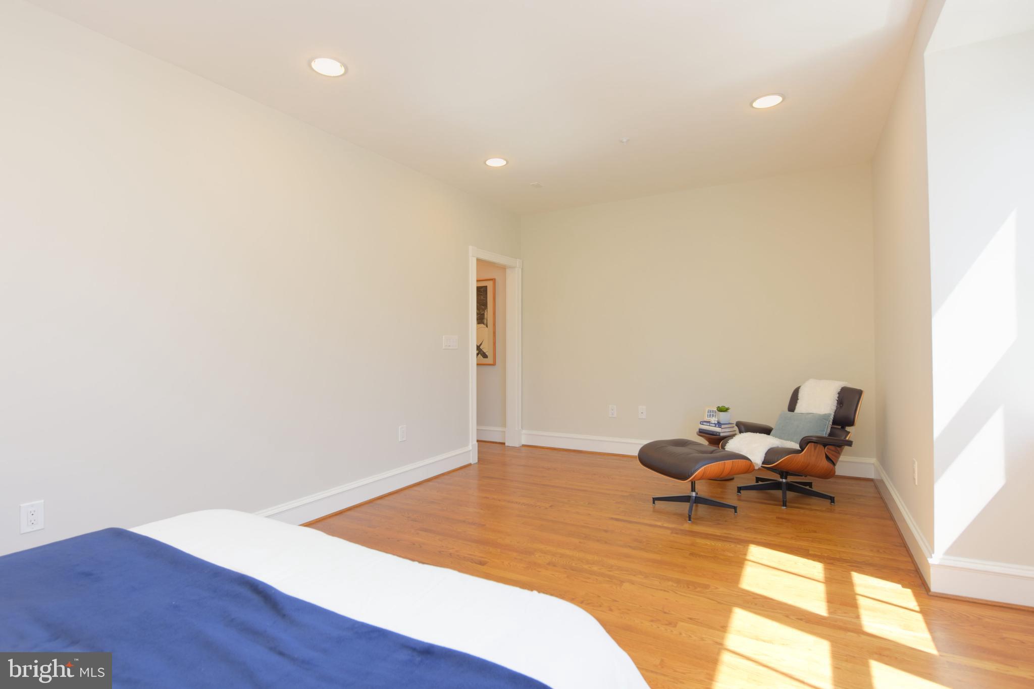 QUEENS ROW - Residential