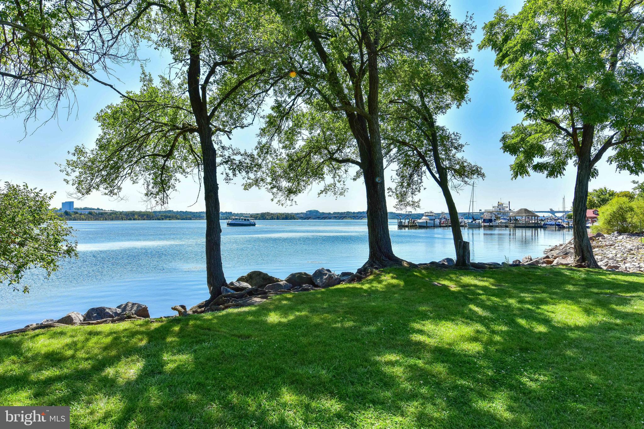 QUEENS ROW - Residential